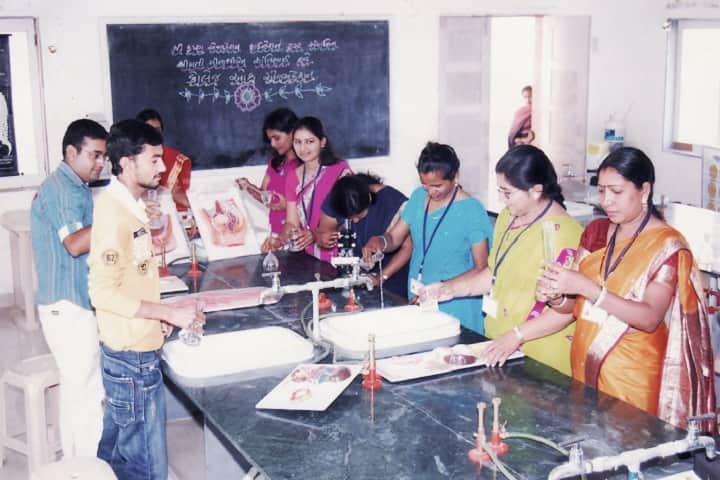 Shreemati Meenakshiben Shantibhai Dave College of Education campus in Jamnagar, Gujarat, India — photo 3
