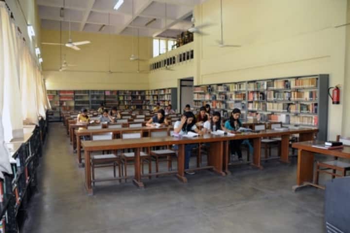 Kamala Nehru College campus in New Delhi, Delhi, India — photo 4