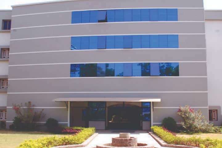 Shree Sahajanand Institute of Physiotherapy campus in Bhavnagar, Gujarat, India — photo 1