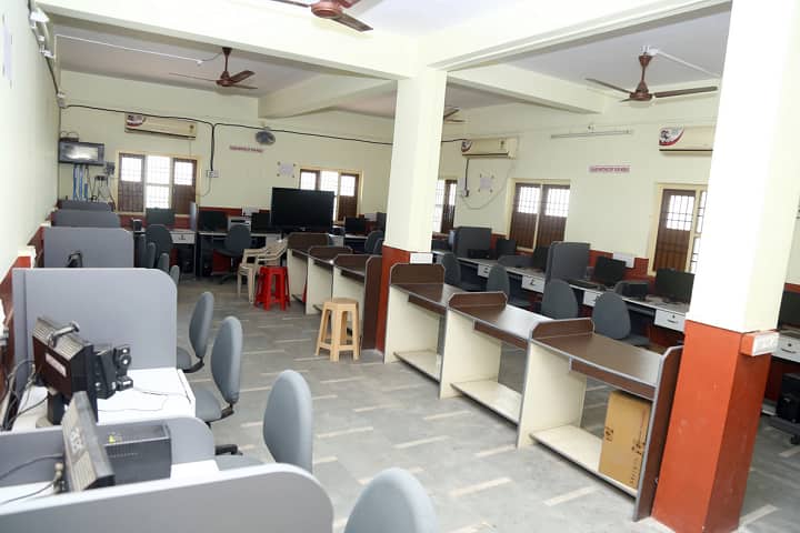 Shrimati Vasantiben Ranchhodbhai Bhakta Panama Vav College of Education campus in Surat, Gujarat, India — photo 2