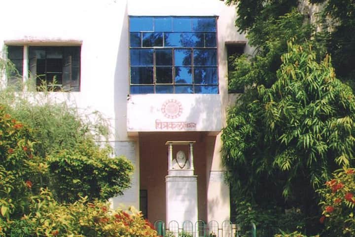 Baikunthi Devi Kanya Mahavidyalaya campus in Agra, Uttar Pradesh, India — photo 1