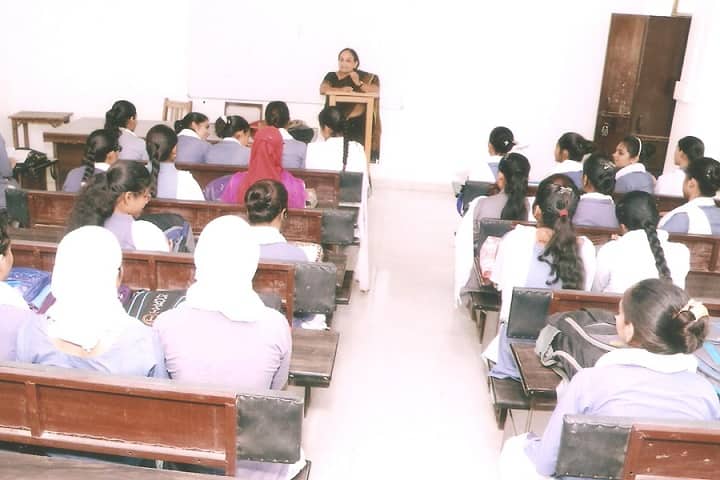 Baikunthi Devi Kanya Mahavidyalaya campus in Agra, Uttar Pradesh, India — photo 4