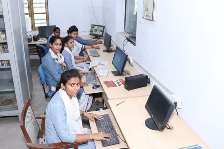 Baikunthi Devi Kanya Mahavidyalaya campus in Agra, Uttar Pradesh, India — photo 5