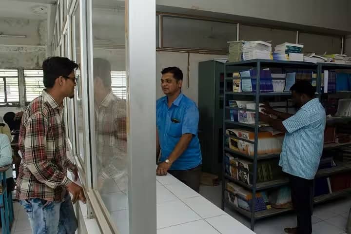 Shri Gulabrao Deokar Institute of Pharmacy and Research Center campus in Jalgaon, Maharashtra, India — photo 3