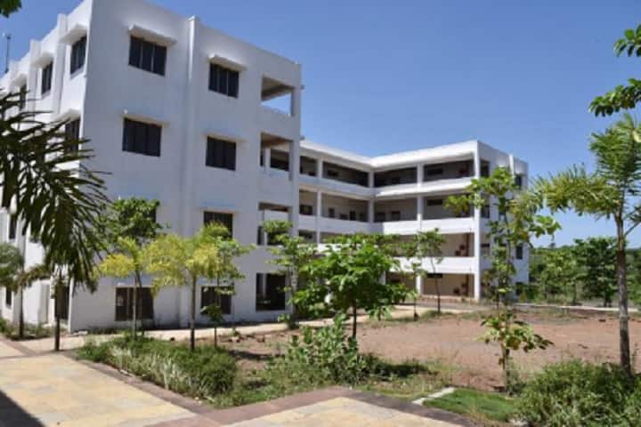 Shree Santkrupa College of Pharmacy campus in Satara, Maharashtra, India — photo 2
