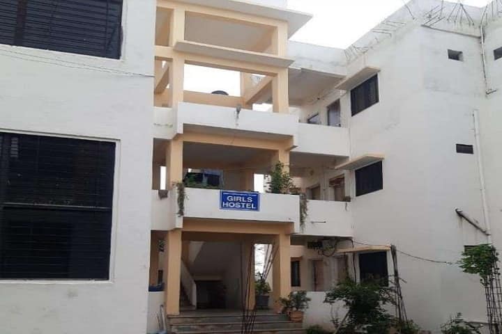 KDMGS Nanasaheb Dr Uttamrao Mahajan College of Education campus in Jalgaon, Maharashtra, India — photo 5
