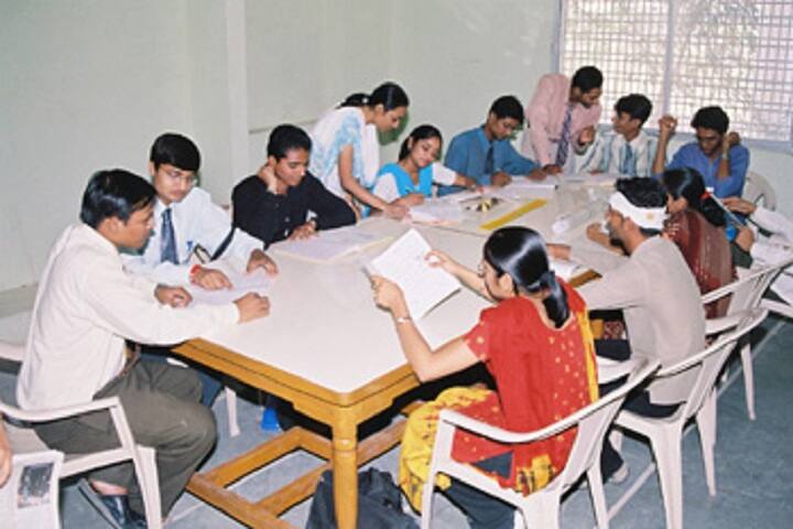NR Vekaria Institute of Pharmacy and Research Centre campus in Junagadh, Gujarat, India — photo 5