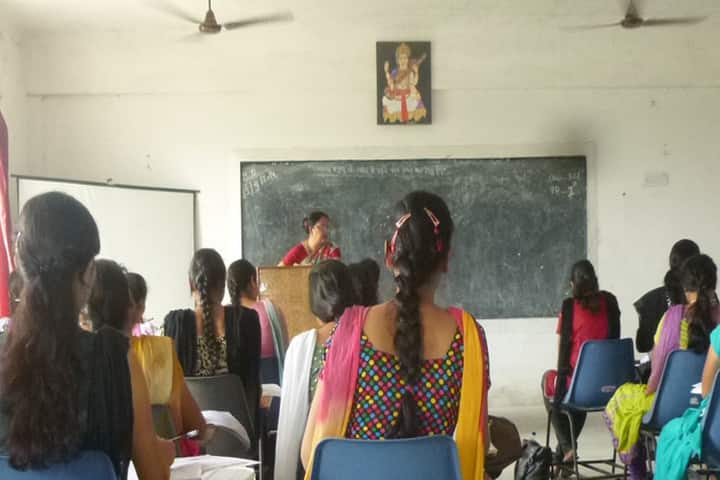 Swami Vivekanand Mahila Maha Vidyalaya campus in Lucknow, Uttar Pradesh, India — photo 2