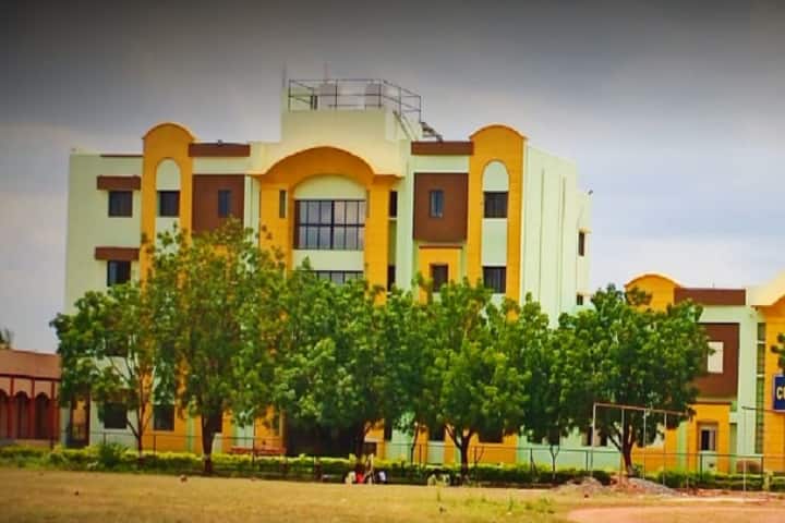 Shikshan Prasarak Mandals College of Pharmacy campus in Akluj, Maharashtra, India — photo 1