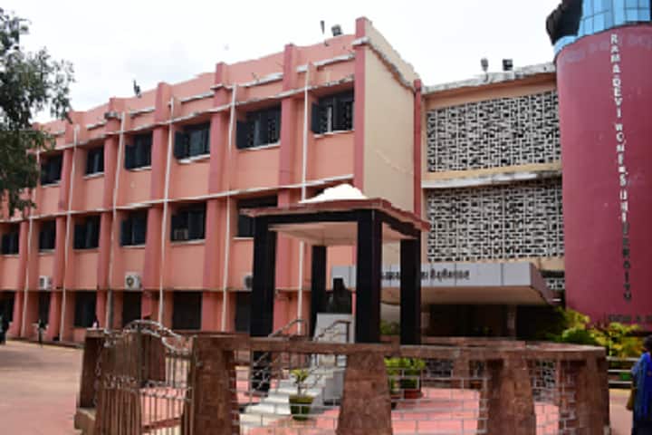 Rama Devi Women's University campus in Bhubaneswar, Odisha, India — photo 1
