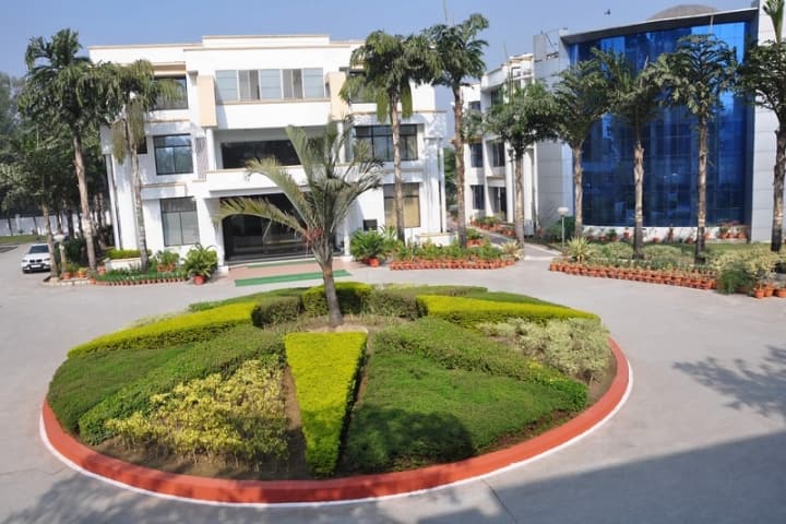 Invertis Institute of Law campus in Bareilly, Uttar Pradesh, India — photo 1