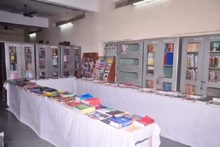 Lokmanya Tilak Science and Commerce College campus in Ujjain, Madhya Pradesh, India — photo 2