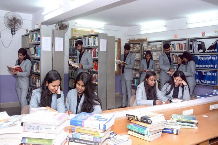 Tolani Institute of Management Studies campus in Adipur, Gujarat, India — photo 3