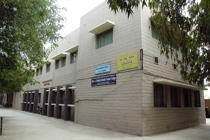 Smt JJ Kundaliya Graduate Teachers College campus in Rajkot, Gujarat, India — photo 1