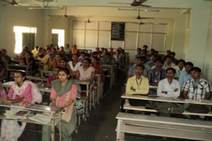 Smt JJ Kundaliya Graduate Teachers College campus in Rajkot, Gujarat, India — photo 2