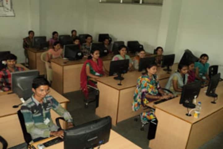 Smt JJ Kundaliya Graduate Teachers College campus in Rajkot, Gujarat, India — photo 3