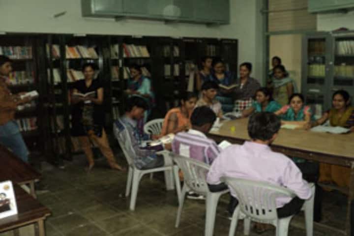 Smt JJ Kundaliya Graduate Teachers College campus in Rajkot, Gujarat, India — photo 4
