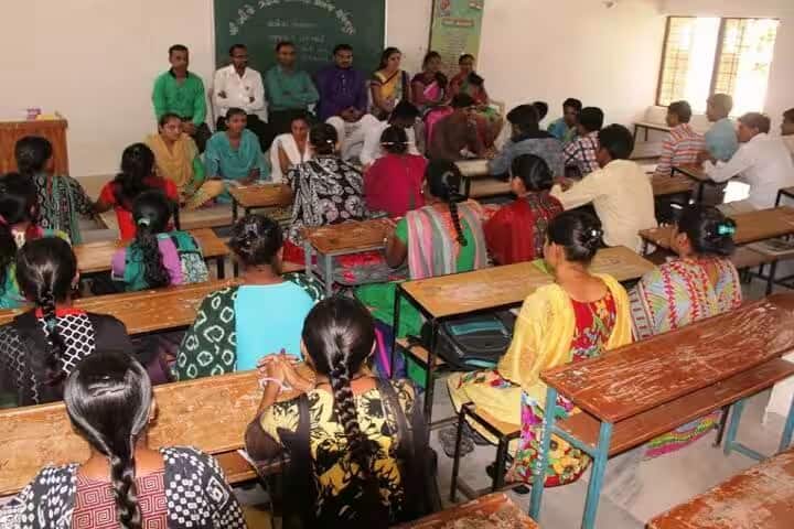 Shree BJ Gadhavi B Ed College campus in Patan, Gujarat, India — photo 3