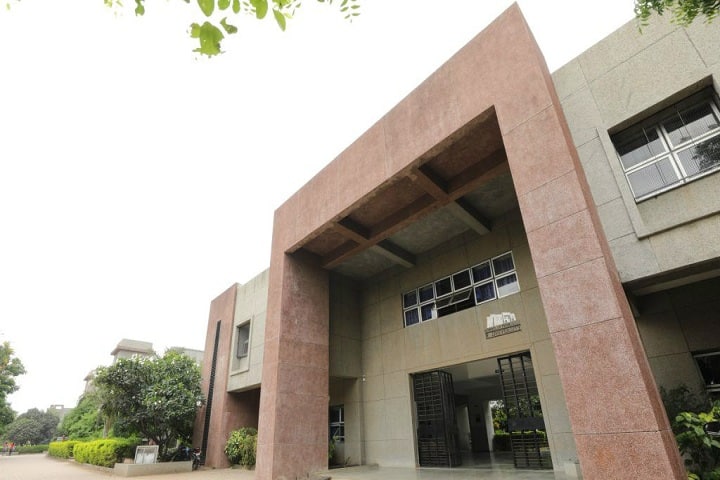 School of Pharmacy campus in Rajkot, Gujarat, India — photo 1