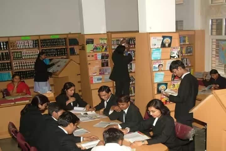 Shri Vaishnav Institute of Law campus in Indore, Madhya Pradesh, India — photo 4