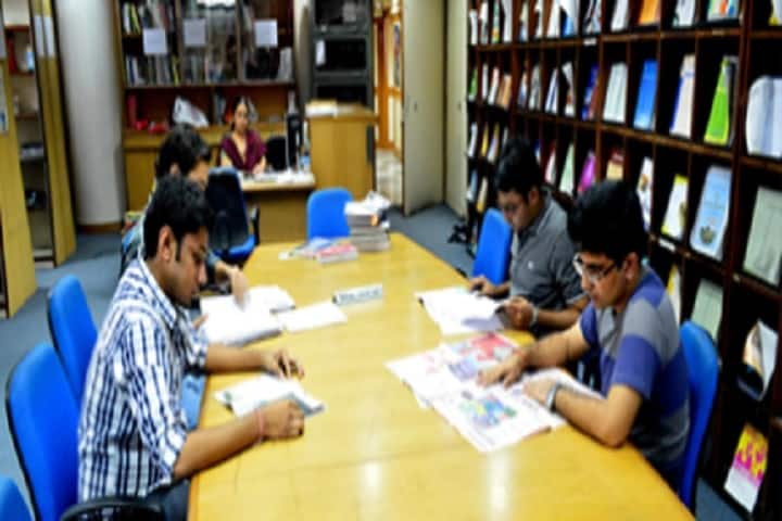 Yogeshwari Mahavidyalaya campus in Beed, Maharashtra, India — photo 3