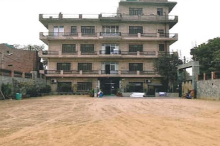 Varun Dhaka Institute of Technology campus in New Delhi, Delhi, India — photo 1