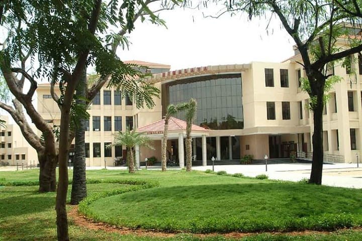 Smt VV Shah MSC CA and IT Institute campus in Modasa, Gujarat, India — photo 2