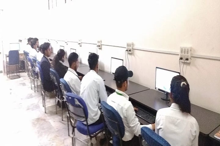 Varun Arjun College of Pharmacy campus in Shahjahanpur, Uttar Pradesh, India — photo 3