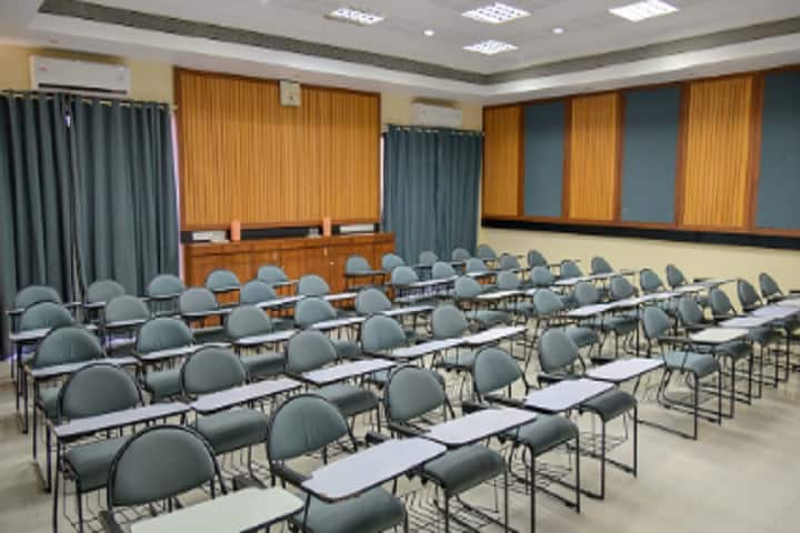 Rishi Ram Naresh College of Pharmacy campus in Mau, Uttar Pradesh, India — photo 4