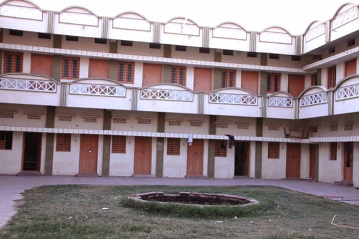 Smt Sarojini Ramulamma College of Pharmacy campus in Mahabubnagar, Telangana, India — photo 3