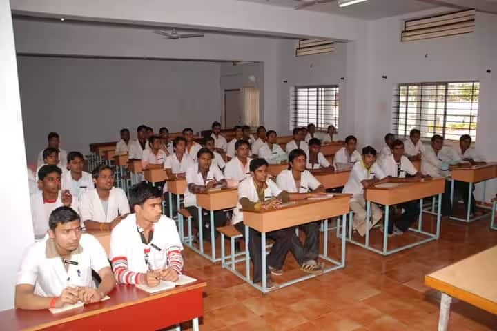 Rani Chennamma College of Pharmacy campus in Belgaum, Karnataka, India — photo 2