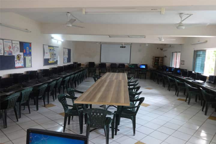 Shri and Smt VK Kamdar B Ed College campus in Rajkot, Gujarat, India — photo 3