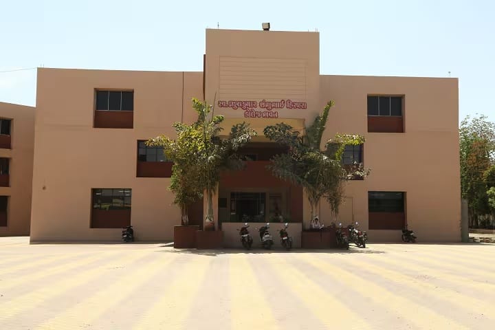 Shri Sardar Patel Kelvani Mandal Mahila B Ed College campus in Jetpur, Gujarat, India — photo 1