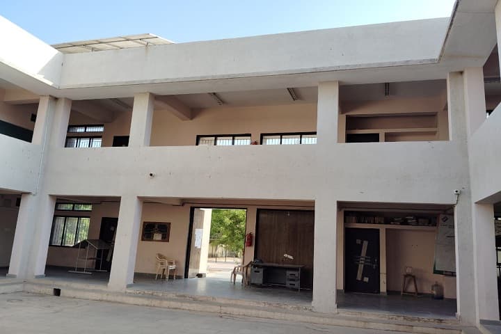 Maharavshri Lakhpatji Government Arts and Commerce College campus in Kutch, Gujarat, India — photo 2