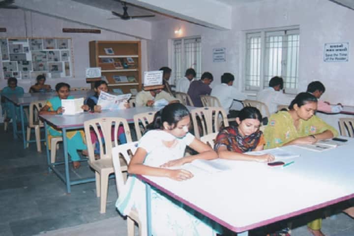 Darbar Gopaldas Shikshan Mahavidhyalaya campus in Jamnagar, Gujarat, India — photo 5