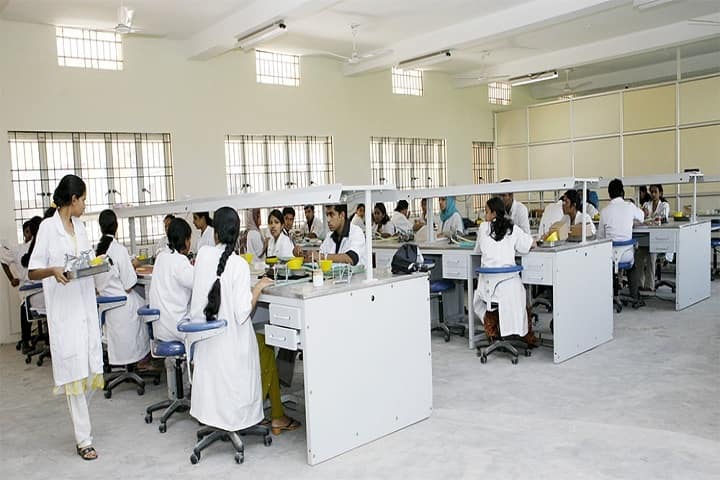 Pushpagiri College of Pharmacy campus in Perumthuruthy, Kerala, India — photo 2