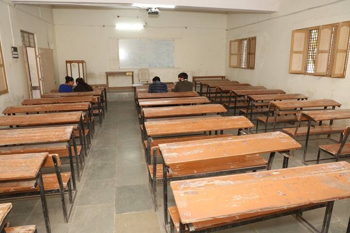 Junagadh Junior Chamber Education Trust Commerce College campus in Junagadh, Gujarat, India — photo 3