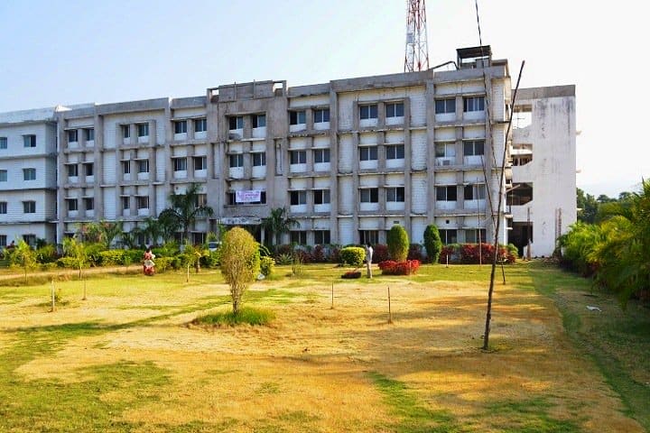 Yalamarty Pharmacy College campus in Visakhapatnam, Andhra Pradesh, India — photo 1