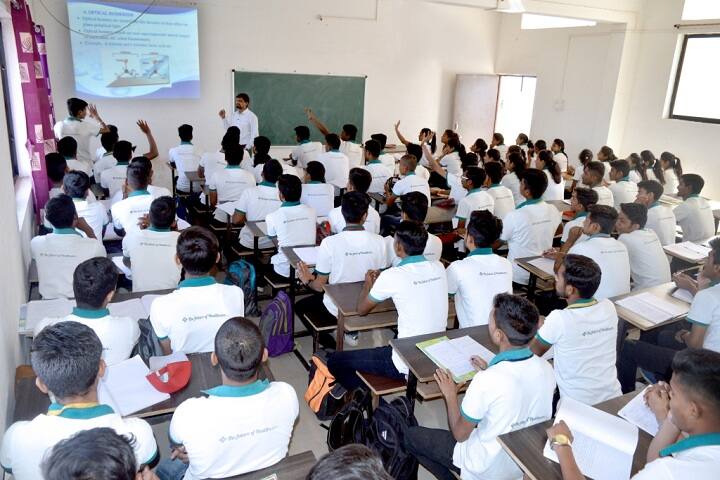 Prof Ravindra Nikam College of Pharmacy campus in Dhule, Maharashtra, India — photo 3