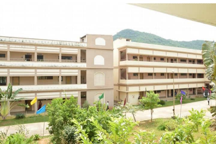 Maharajahs College of Pharmacy campus in Vizianagaram, Andhra Pradesh, India — photo 1
