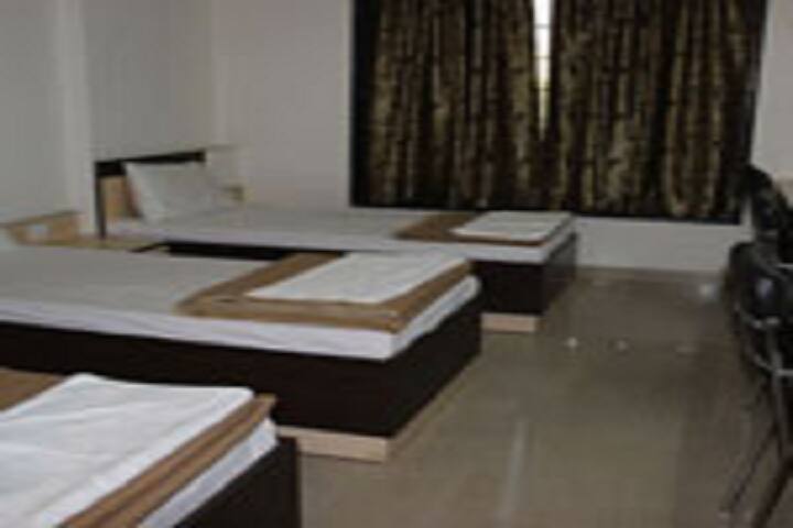 Lloyd Institute of Management and Technology Pharm campus in Greater Noida, Uttar Pradesh, India — photo 6