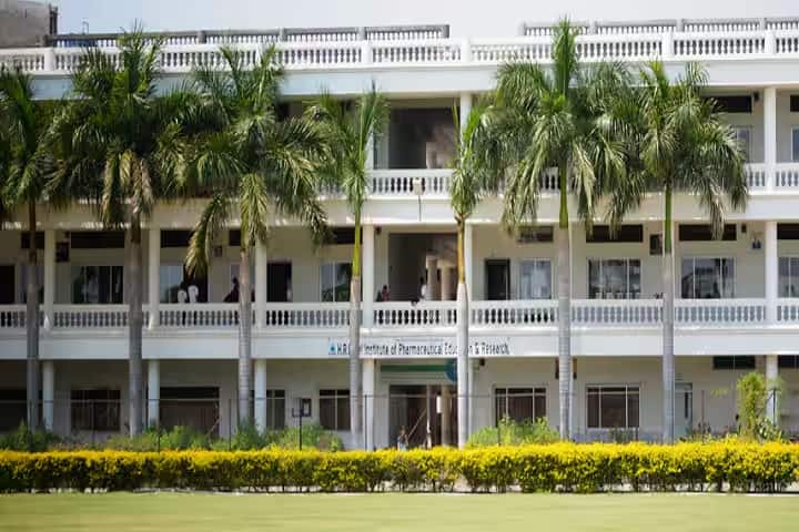 HR Patel Institute of Pharmacy campus in Shirpur, Maharashtra, India — photo 1