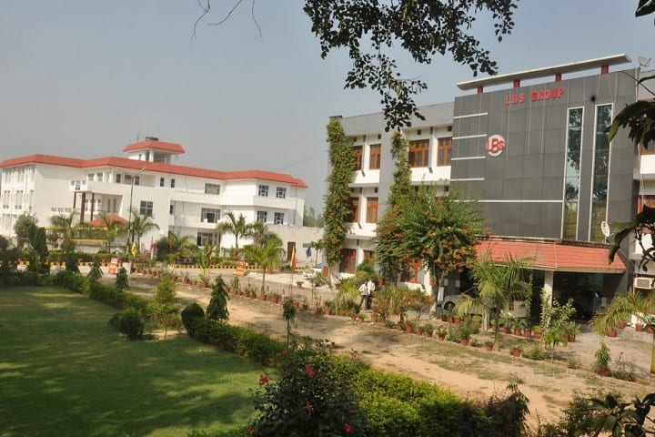 Lal Bahadur Shastri Mahila Ayurvedic College and Hospital campus in Yamuna Nagar, Haryana, India — photo 1