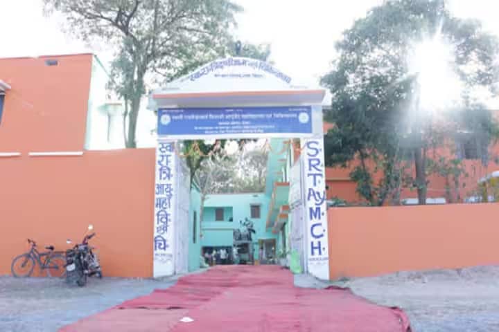 Swami Raghvendracharya Tridandi Ayurved Mahavidyalaya and Hospital campus in Gaya, Bihar, India — photo 2