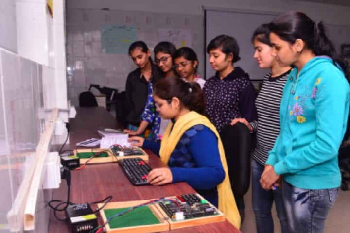Shree Swaminarayan Institute of Technology campus in Ahmedabad, Gujarat, India — photo 4