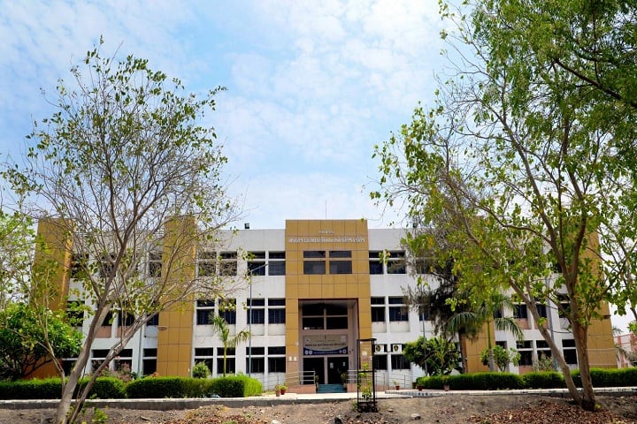 Bhaktraj Dada Khachar Arts and Commerce College campus in Gadhada, Gujarat, India — photo 1