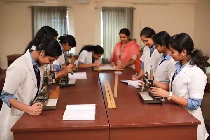 Little Flower Institute of Medical Science and Research campus in Angamaly, Kerala, India — photo 5