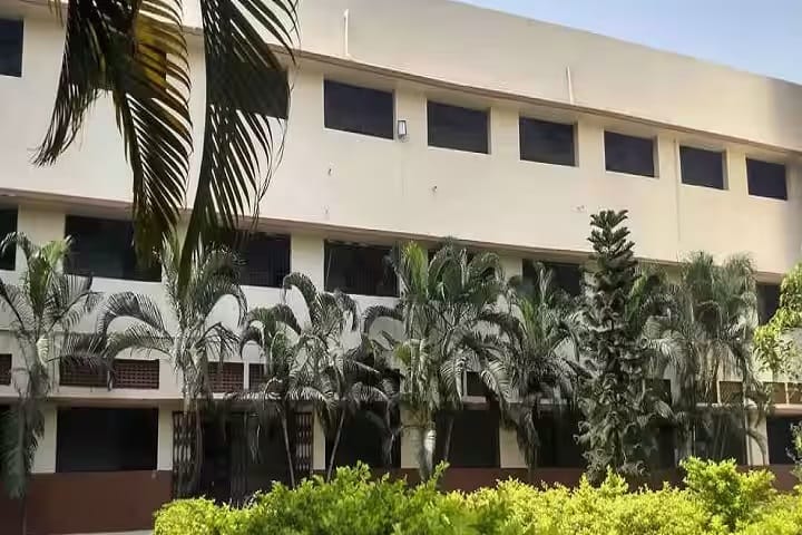 Nirmalaben Kishorbhai Desai Science College campus in Valsad, Gujarat, India — photo 1