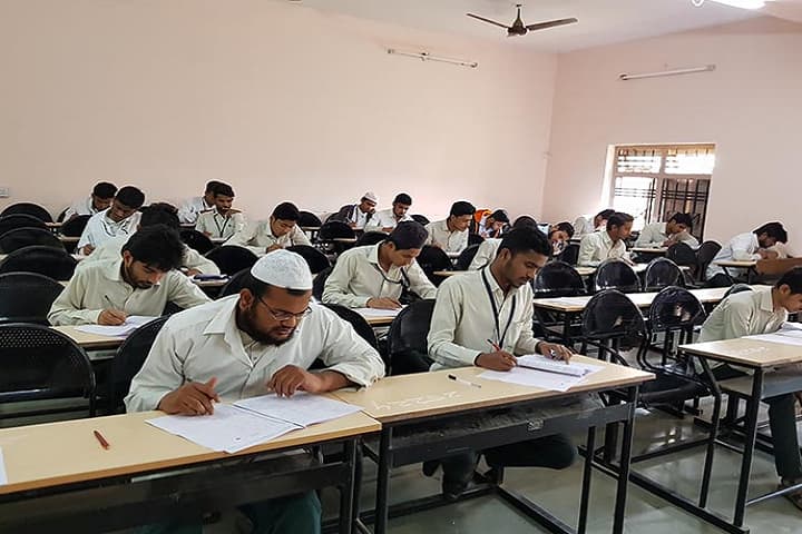 Jamia Isalamia Isha-atul Uloom's Ali-Allana College of Pharmacy campus in Akkalkuva, Maharashtra, India — photo 3