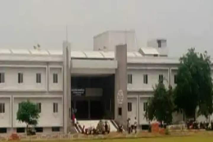 Swaminarayan Gurukul Homoeopathic Medical College and Hospital campus in Jamnagar, Gujarat, India — photo 1